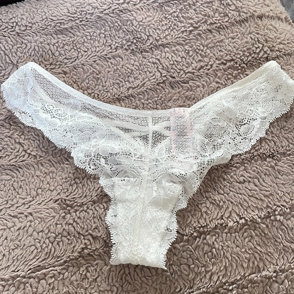 La Senza White Lace Thong with Sequins - Picture 1 of 5